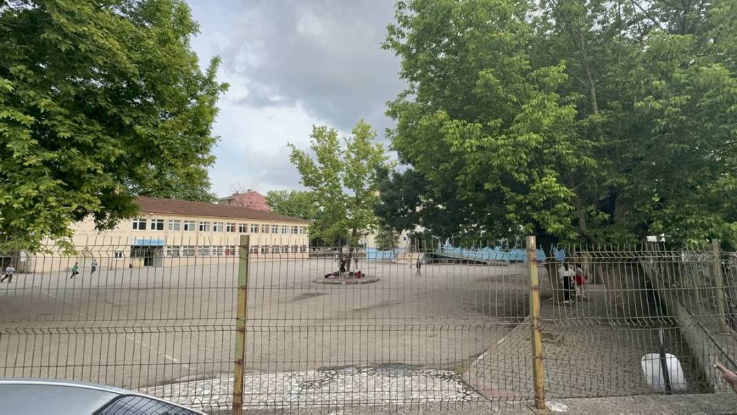 Okulda 'hızlı hamburger yeme' yarışması yapan öğrencilerinden biri yaşamını yitirdi! Ailesi sinir krizleri geçirdi 4